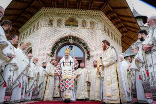 Slujire arhierească la hramul Mănăstirii Vlădiceni: „Sfântul Evanghelist Ioan ne arată să nu rămânem doar la înțelegerea cuvântului, ci la trăirea lui”