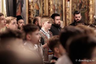 (Fotoreportaj) Copilărie pusă în cânt și slujire: povestea din culisele Mini Byzantion