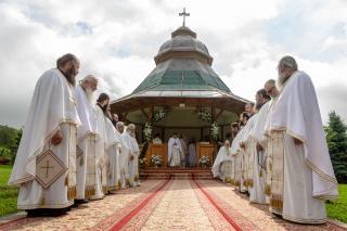 Preasfințitul Părinte Nichifor Botoșăneanul a slujit la hramul Mănăstirii Almaș