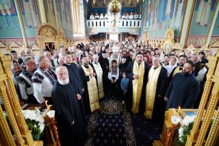 Preasfințitul Părinte Macarie al Europei de Nord a slujit la două biserici din Bucovina