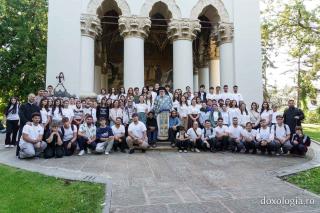 Aproximativ 110 tineri au plecat din Iași în Pelerinajul Sfinților Nemțeni, ajuns la cea de-a XII-a ediție