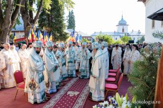 Sfânta Liturghie cu ocazia proclamării canonizării Sfintelor Cuvioase Nazaria, Olimpiada și Elisabeta (Safta) Brâncoveanu de la Văratec