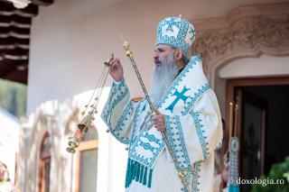Momente din cadrul Sfintei Liturghii – ziua proclamării locale a canonizării Sfintelor de la Văratec