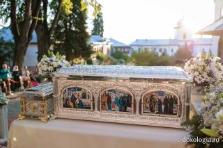 Racla cu moaștele Sfintelor Cuvioase Nazaria, Olimpiada și Elisabeta (Safta) Brâncoveanu de la Văratec
