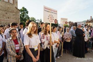 (Video) Tineri în rugăciune, la Sfânta Liturghie săvârșită în cadrul ITOM 2026