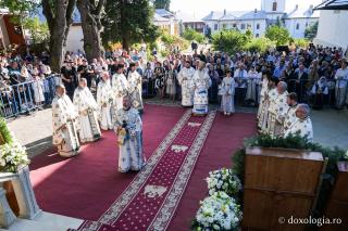 „Mutatu-te-ai la Viață” – praznicul Adormirii Maicii Domnului la Mănăstirea Văratec