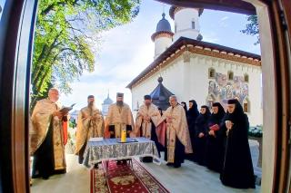 Altarul de vară al Mănăstirii Văratec a fost sfințit înaintea hramului și a proclamării locale a canonizării noilor sfinte