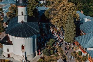 (Video) Cei 5 Sfinți de la Văratec: călăuzitori și mijlocitori pentru sufletele noastre