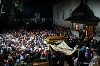 „Nu lipsi, Stăpâna noastră, privind spre noi” – procesiunea cu Epitaful Maicii Domnului la Mănăstirea Văratec