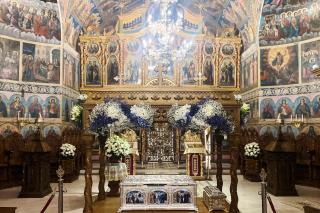 Racla cu moaștele Sfintelor Cuvioase Nazaria, Olimpiada și Elisabeta (Safta) Brâncoveanu de la Văratec