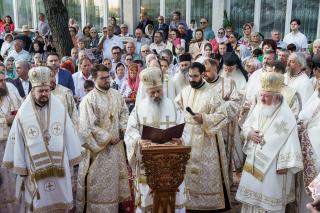 (Video) Biserica Parohiei Mărăței I din Piatra Neamț a fost resfințită de trei ierarhi