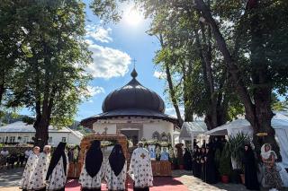 La ceas de vecernie, la Mănăstirea Văratec – scoaterea Sfântului Epitaf al Adormirii Maicii Domnului