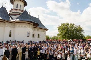 Biserica din Moreni – Prisăcani a primit astăzi veșmânt de lumină: „Cel care crede în Domnul are o haină frumoasă pentru viață”