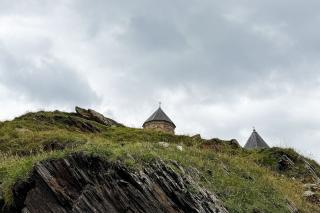 Gergeti, o biserică-simbol a Georgiei la 2.170 de metri altitudine
