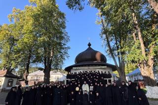 Monahii din Ucraina, în pelerinaj la Văratec