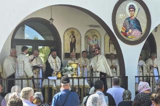 Sfințire de casă socială, capelă mortuară și lumânărar la Parohia „Sfântul Dumitru” – Crăcăoani, județul Neamț