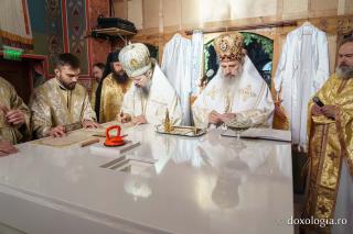 (Video) Doi ierarhi au sfințit Biserica Parohiei Agafton