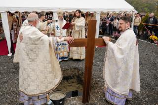 A fost pusă piatra de temelie pentru o nouă biserică din Piatra Neamț