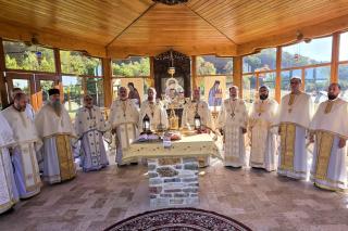 Mulțime de credincioși la Schitul Pocrov, de sărbătoarea Acoperământului Maicii Domnului