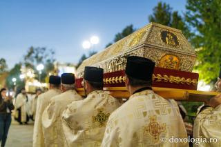 Procesiunea scoaterii spre închinare a moaștelor Sfintei Cuvioase Parascheva
