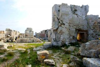 Ruine la Muntele Minunat. În centru se păstrează baza stâlpului.