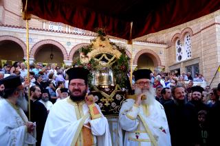 Procesiune cu moastele Sfântului Ierarh Nectarie - Insula Eghina 2012