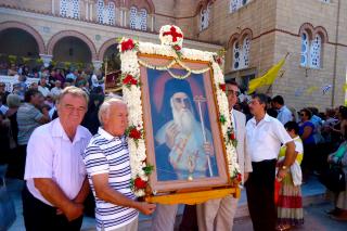 Procesiune cu moaştele Sfântului Ierarh Nectarie - Insula Eghina 2012
