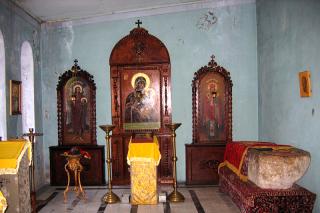 Biserica Sfântul Vasilisc din Comani - Sicriul din piatră în care s-au aflat moaștele Sfântului Ioan vreme de treizeci de ani, înainte de a fi mutate în Constantinopol