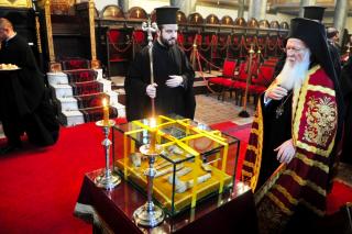 Patriarhul Bartolomeu închinându-se la Moaștele Sfântului Grigorie Teologul - Catedrala Sfantul Gheorghe, Patriarhia Ecumenica de Constantinopol (actualul Istanbul), Turcia