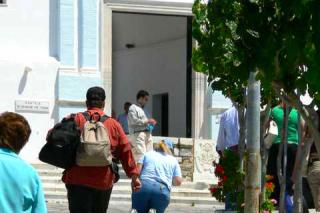 Pelerini urcând în genunchi scările din port până la biserica Maicii Domnului din Tinos
