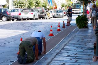 Pelerini urcând în genunchi scările din port până la biserica Maicii Domnului din Tinos