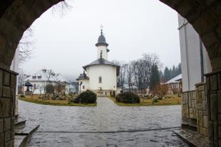 (Foto) Clipe de sfințenie la Mănăstirea Văratec