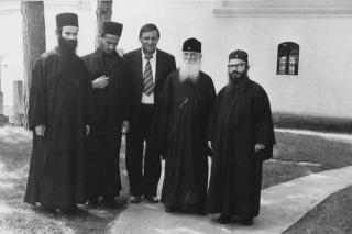 Sfântul Iustin Popovici împreună cu fii duhovnicești de-ai săi (anul 1977)