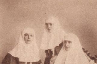 Împărăteasa Alexandra împreună cu Olga şi Tatiana