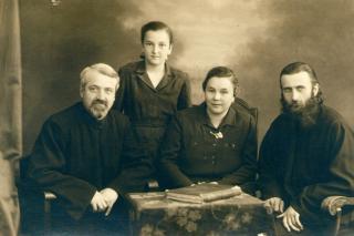 Părintele Arsenie Boca împreună cu familia Stăniloae
