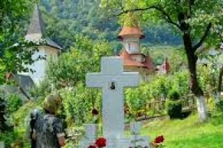 Mormântul Părintelui Dometie Manolache de la Râmeț