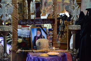 Înaltpreasfințitul Părinte „Eftimie cel Bun”, înmormântat în prezența a 10 ierarhi și a sute de preoți (GALERIE FOTO)