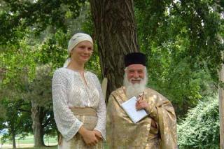 Părintele Gheorghe Calciu și o credincioasă, în SUA
