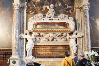 Moaștele întregi ale Sfântului Ierarh Atanasie și ale Sfântului Proroc Zaharia – Biserica San Zacharia din Veneția