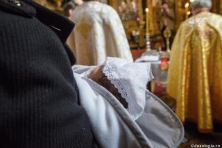 Poate fi naș de botez o persoană de altă credință?