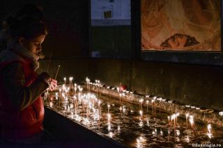 Cum se aprind în mod corect lumânările pentru vii și adormiți?