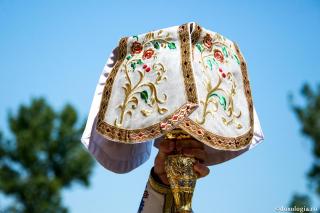 Cu ce fel de aghiasmă se sfințesc veșmintele preoțești, sfintele vase, icoanele și obiectele liturgice?