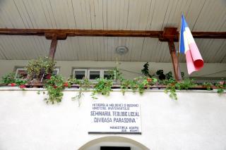 Unde sunt semnarii teologice pentru fete în țara noastră?