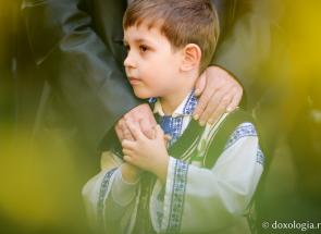 băiat în costum popular