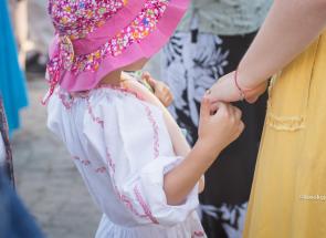 fetiță cu pălărie răz lângă mama ei