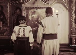miri în fața icoanei Maicii Domnului