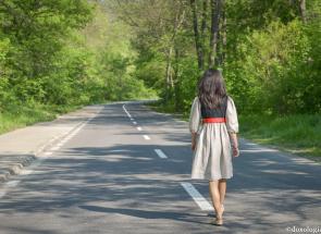 Dacă ați putea să dați câteva sfaturi tinerilor, în încercarea lor de a-și găsi drumul, de a-și găsi calea de urmat în viață. Și mă gândesc desigur la monahism sau căsătorie