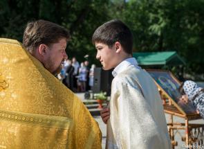 preot vorbind cu un copil