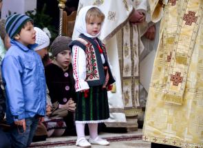 fetiță îmbrăcată în costum popular