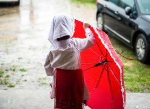 fetiță cu umbrelă roșie